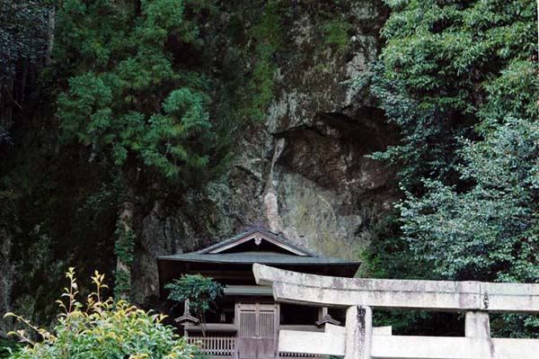 岩神神社本殿背後の磐座