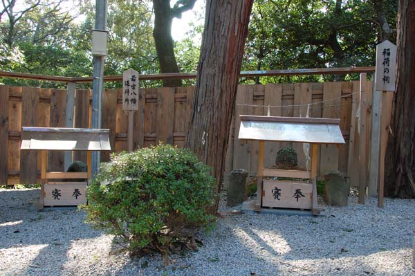 若宮八幡神社遥拝所と稲荷の祠