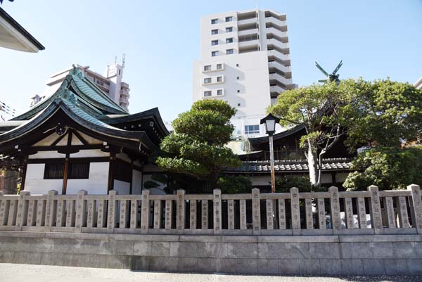 向かって左拝殿、右本殿