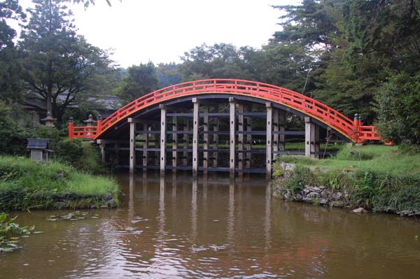 鏡池に架かる輪橋